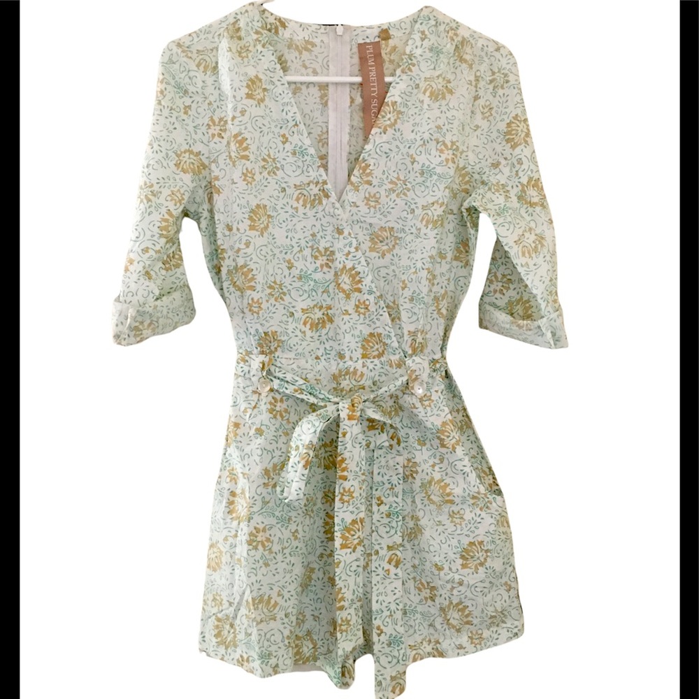 Plum Pretty Sugar NWOT white print shorts romper